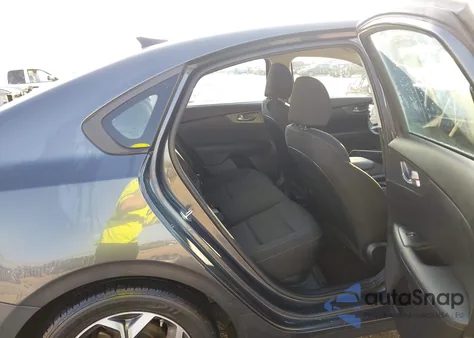 2021 Kia Forte Lxs z USA, uszkodzony, nr VIN 3KPF24AD2ME263326